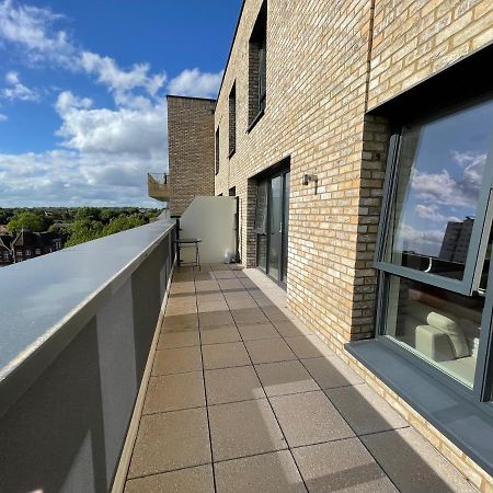 Modern Penthouse Flat With Free Indoor Parking Apartment Londra Exterior foto