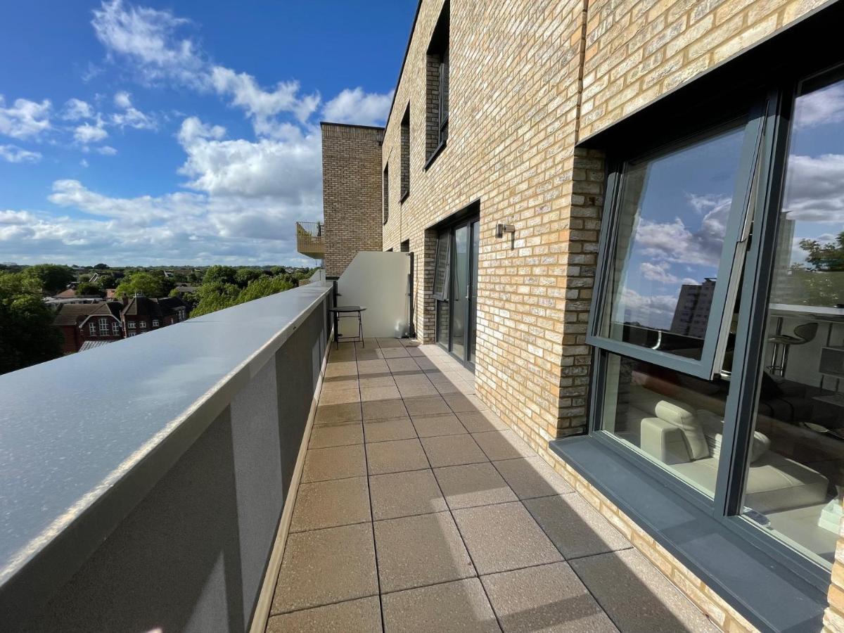 Modern Penthouse Flat With Free Indoor Parking Apartment Londra Exterior foto