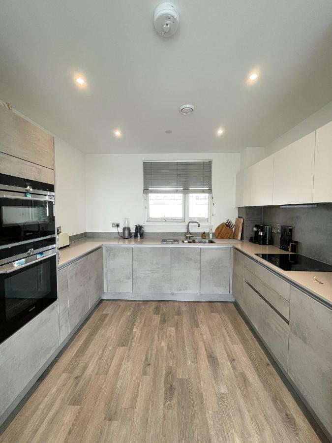 Modern Penthouse Flat With Free Indoor Parking Apartment Londra Exterior foto