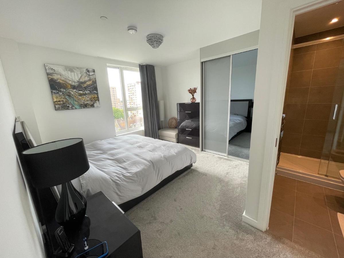 Modern Penthouse Flat With Free Indoor Parking Apartment Londra Exterior foto